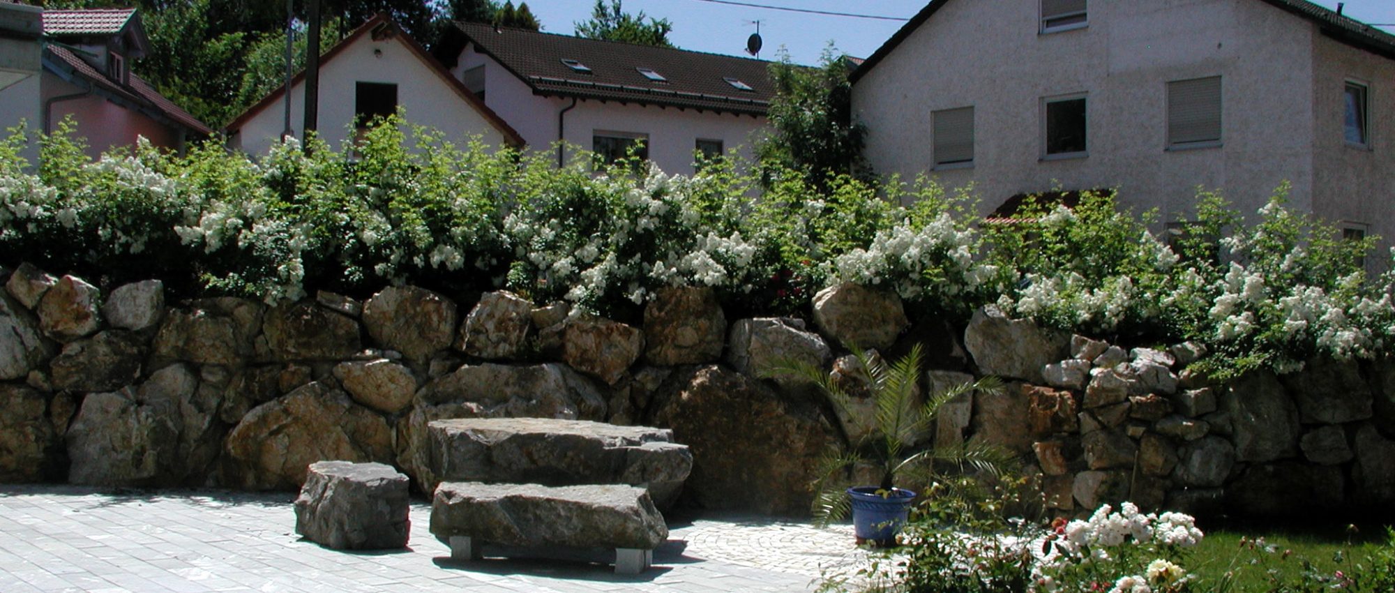 Helmes Gartenbau - Lichtschacht und Kanaldeckel