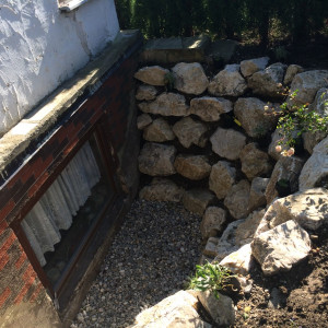 Helmes Gartenbau - Lichtschacht und Kanaldeckel