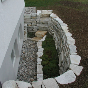 Helmes Gartenbau - Lichtschacht und Kanaldeckel