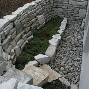 Helmes Gartenbau - Lichtschacht und Kanaldeckel