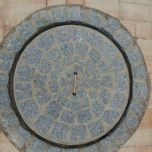 Helmes Gartenbau - Lichtschacht und Kanaldeckel