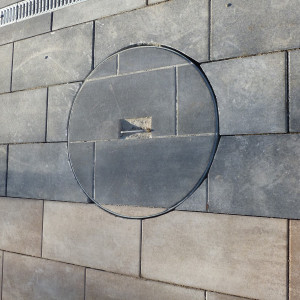 Helmes Gartenbau - Lichtschacht und Kanaldeckel