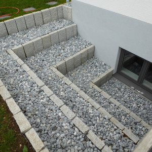 Helmes Gartenbau - Lichtschacht und Kanaldeckel