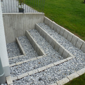 Helmes Gartenbau - Lichtschacht und Kanaldeckel