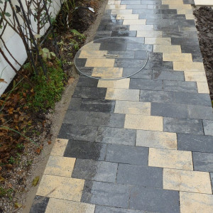 Helmes Gartenbau - Lichtschacht und Kanaldeckel
