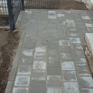 Helmes Gartenbau - Lichtschacht und Kanaldeckel