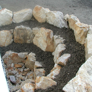 Helmes Gartenbau - Lichtschacht und Kanaldeckel