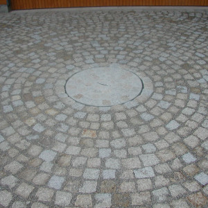 Helmes Gartenbau - Lichtschacht und Kanaldeckel