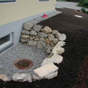 Helmes Gartenbau - Lichtschacht und Kanaldeckel