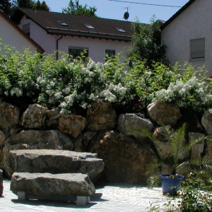 Helmes Gartenbau - Lichtschacht und Kanaldeckel
