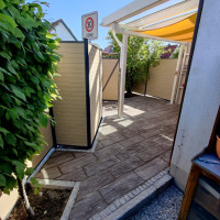 WPC-Sichtschutz und Terrasse